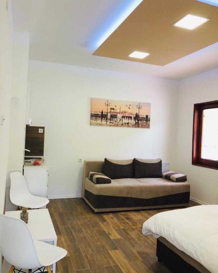 Apartmani Sarovic ティエンティシュテ エクステリア 写真